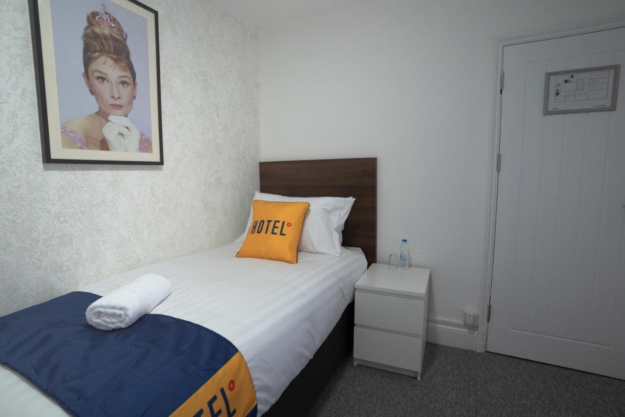 Oyo Brunel Hotel Аксбридж Экстерьер фото
